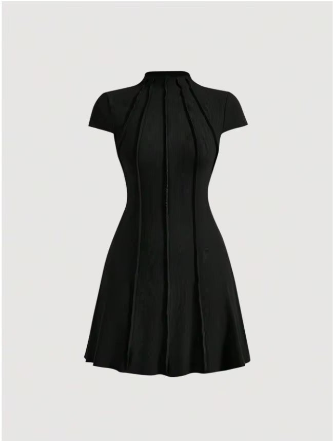 Zwarte Slim-Fit Jurk met Ronde Hals – Elegant & Trendy