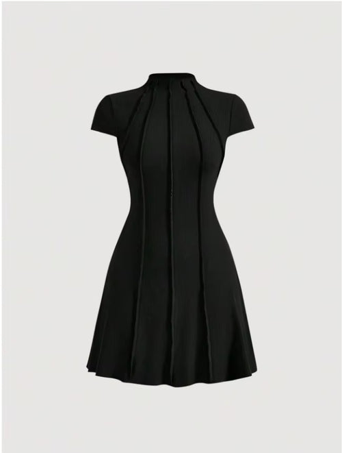 Zwarte Slim-Fit Jurk met Ronde Hals – Elegant & Trendy